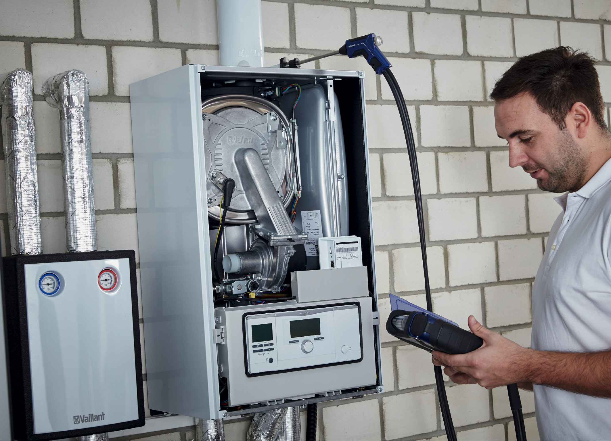 Monteur vor der noch verpackten Ecowatt-Wärmepumpe.